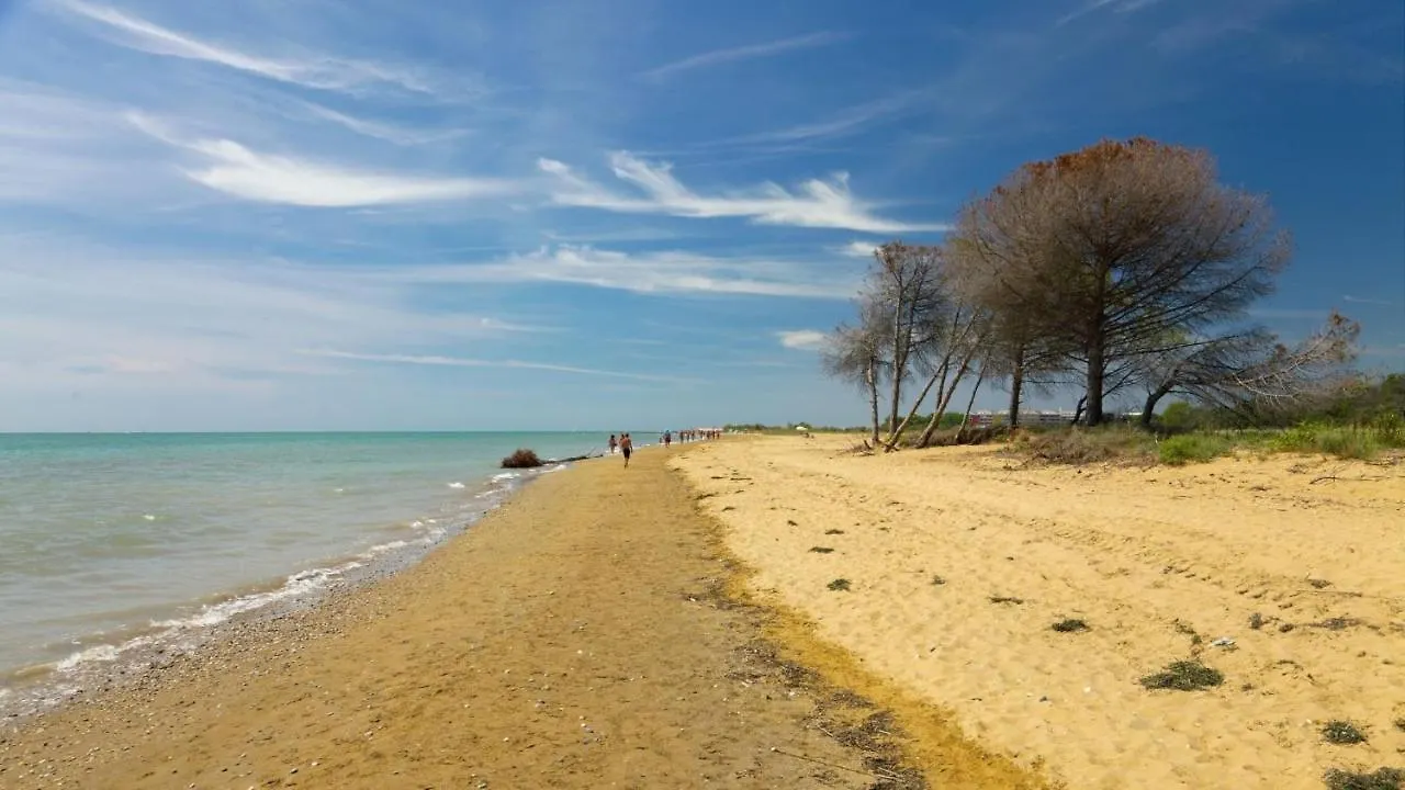 Charming 1 Bedroom Apartment With Swimming Pool Bibione 0*,  Włochy